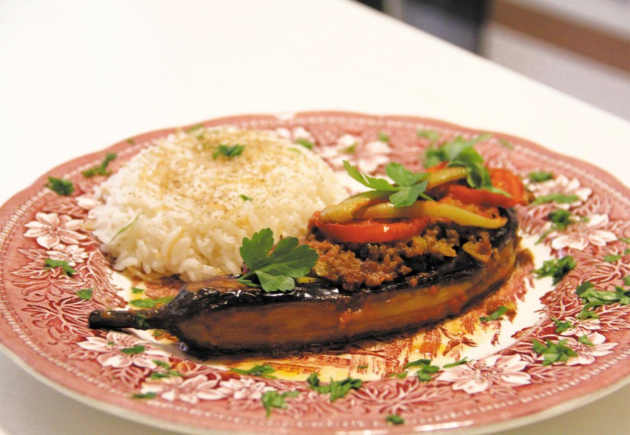 Karniyarik Eggplant stuffed with minced beef recipe - serves 4