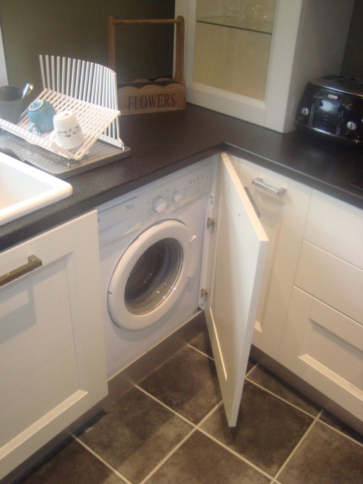 Freestanding Washing Machine built in with special hinges