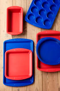 Meyer's Silverstone Bakeware does not only come in a cheerful bright Chilli Red or Ocean Blue - it performs superbly too!