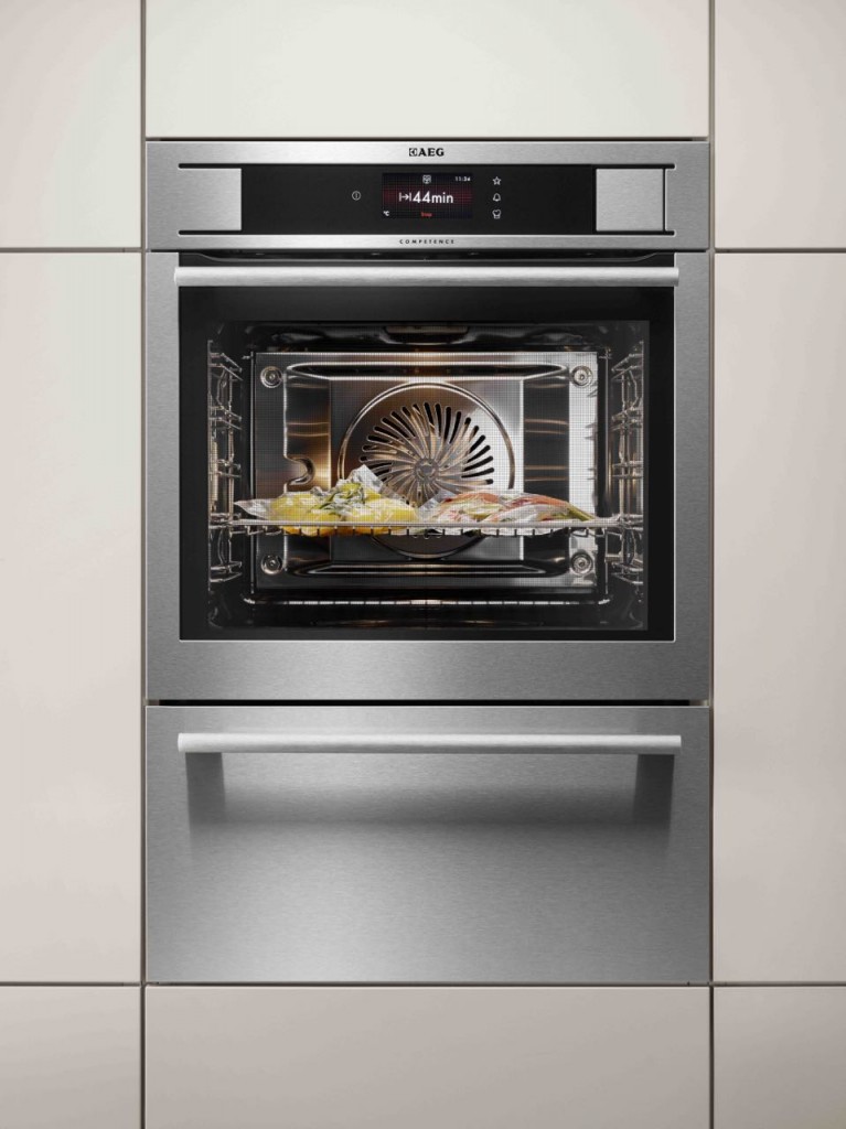 AEG’s ProCombi Plus BS836680KM multifunction oven